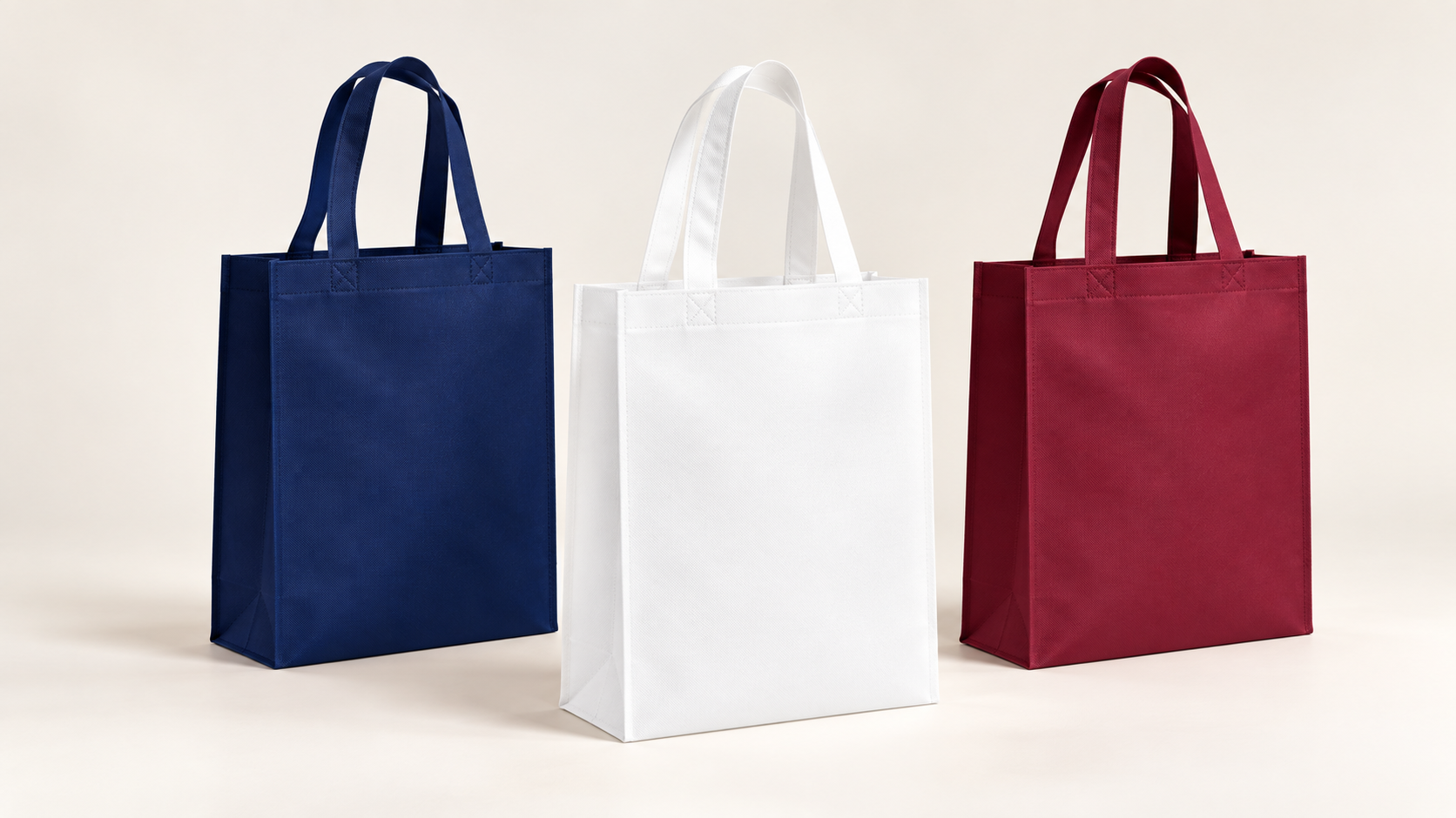 Visual konsep beg non woven kosong berwarna navy, putih dan maroon